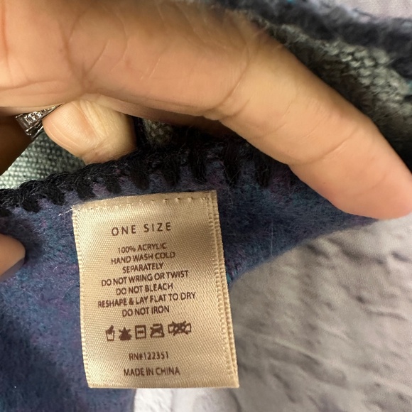 Everlyn K- Colorblock Soft Knit Kimono / Poncho Wrap- One Size - Picture 3 of 9